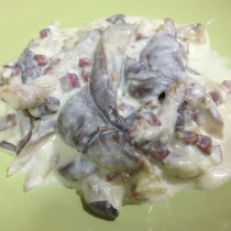 Setas con jamón y salsa de queso