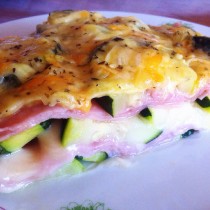 Lasaña de calabacín, jamón york y queso