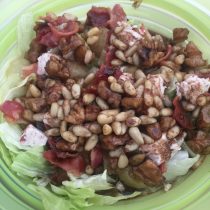 Ensalada templada de pera, queso y bacon